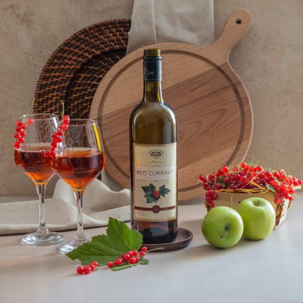 ВІНО ФРУКТОВА-ЯГАДНАЕ НАТУРАЛЬНАЕ СТАЛОВАЕ ПАЎСАЛОДКАЕ «ЧЫРВОНАПАРЭЧКАВАЕ»