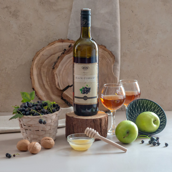 ВІНО ФРУКТОВА-ЯГАДНАЕ НАТУРАЛЬНАЕ СТАЛОВАЕ ПАЎСАЛОДКАЕ «ЧОРНАПАРЭЧКАВАЕ»