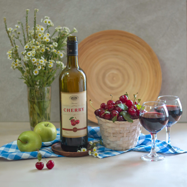 ВІНО ФРУКТОВА-ЯГАДНАЕ НАТУРАЛЬНАЕ СТАЛОВАЕ ПАЎСАЛОДКАЕ «ВІШНЁВАЕ»