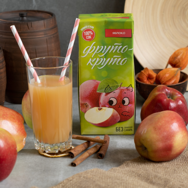 Freshly squeezed apple juice for baby food for preschool and school-age children